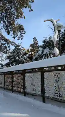新琴似神社の{uncategorized: "未分類", other: "その他", undefined: "問題あり", building: "その他建物", grave: "お墓", sacred_gate: "鳥居", guardian: "狛犬", statue: "像", buddha: "仏像", history: "歴史", nature: "自然", garden: "庭園", animal: "動物", pagoda: "塔", temizu: "手水舎", mountain_gate: "山門・神門", sanctuary: "本殿・本堂", subordinate: "末社・摂社", art: "芸術", scenery: "景色", jizo: "地蔵", ema: "絵馬", goshuin: "御朱印", omikuji: "おみくじ", items: "授与品その他", amulet: "お守り", goshuincho: "御朱印帳", eats: "食事", festival: "お祭り", votive_dance: "神楽", shichigosan: "七五三参", wedding: "結婚式", experience: "体験その他", initially: "初詣", around: "周辺", anti_infection: "感染症対策"}