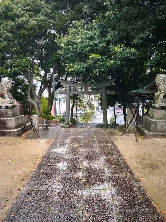 三島神社の{uncategorized: "未分類", other: "その他", undefined: "問題あり", building: "その他建物", grave: "お墓", sacred_gate: "鳥居", guardian: "狛犬", statue: "像", buddha: "仏像", history: "歴史", nature: "自然", garden: "庭園", animal: "動物", pagoda: "塔", temizu: "手水舎", mountain_gate: "山門・神門", sanctuary: "本殿・本堂", subordinate: "末社・摂社", art: "芸術", scenery: "景色", jizo: "地蔵", ema: "絵馬", goshuin: "御朱印", omikuji: "おみくじ", items: "授与品その他", amulet: "お守り", goshuincho: "御朱印帳", eats: "食事", festival: "お祭り", votive_dance: "神楽", shichigosan: "七五三参", wedding: "結婚式", experience: "体験その他", initially: "初詣", around: "周辺", anti_infection: "感染症対策"}
