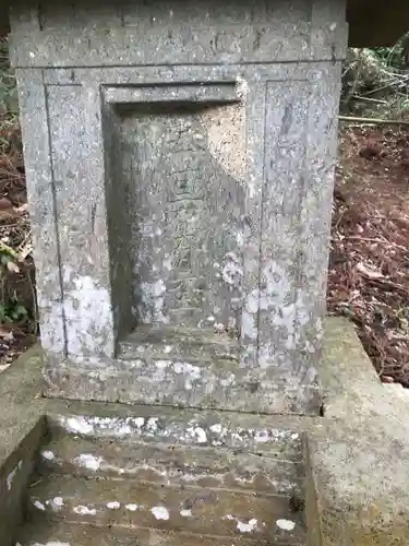 神社（名称不明）の像