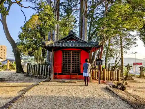 青木稲荷神社の本殿