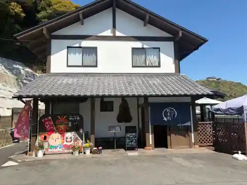舘山寺の{uncategorized: "未分類", other: "その他", undefined: "問題あり", building: "その他建物", grave: "お墓", sacred_gate: "鳥居", guardian: "狛犬", statue: "像", buddha: "仏像", history: "歴史", nature: "自然", garden: "庭園", animal: "動物", pagoda: "塔", temizu: "手水舎", mountain_gate: "山門・神門", sanctuary: "本殿・本堂", subordinate: "末社・摂社", art: "芸術", scenery: "景色", jizo: "地蔵", ema: "絵馬", goshuin: "御朱印", omikuji: "おみくじ", items: "授与品その他", amulet: "お守り", goshuincho: "御朱印帳", eats: "食事", festival: "お祭り", votive_dance: "神楽", shichigosan: "七五三参", wedding: "結婚式", experience: "体験その他", initially: "初詣", around: "周辺", anti_infection: "感染症対策"}