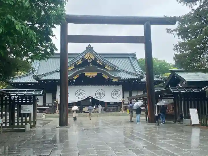 靖國神社の{uncategorized: "未分類", other: "その他", undefined: "問題あり", building: "その他建物", grave: "お墓", sacred_gate: "鳥居", guardian: "狛犬", statue: "像", buddha: "仏像", history: "歴史", nature: "自然", garden: "庭園", animal: "動物", pagoda: "塔", temizu: "手水舎", mountain_gate: "山門・神門", sanctuary: "本殿・本堂", subordinate: "末社・摂社", art: "芸術", scenery: "景色", jizo: "地蔵", ema: "絵馬", goshuin: "御朱印", omikuji: "おみくじ", items: "授与品その他", amulet: "お守り", goshuincho: "御朱印帳", eats: "食事", festival: "お祭り", votive_dance: "神楽", shichigosan: "七五三参", wedding: "結婚式", experience: "体験その他", initially: "初詣", around: "周辺", anti_infection: "感染症対策"}