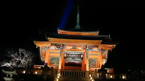 清水寺の{uncategorized: "未分類", other: "その他", undefined: "問題あり", building: "その他建物", grave: "お墓", sacred_gate: "鳥居", guardian: "狛犬", statue: "像", buddha: "仏像", history: "歴史", nature: "自然", garden: "庭園", animal: "動物", pagoda: "塔", temizu: "手水舎", mountain_gate: "山門・神門", sanctuary: "本殿・本堂", subordinate: "末社・摂社", art: "芸術", scenery: "景色", jizo: "地蔵", ema: "絵馬", goshuin: "御朱印", omikuji: "おみくじ", items: "授与品その他", amulet: "お守り", goshuincho: "御朱印帳", eats: "食事", festival: "お祭り", votive_dance: "神楽", shichigosan: "七五三参", wedding: "結婚式", experience: "体験その他", initially: "初詣", around: "周辺", anti_infection: "感染症対策"}