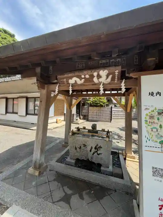 相模国総社六所神社の{uncategorized: "未分類", other: "その他", undefined: "問題あり", building: "その他建物", grave: "お墓", sacred_gate: "鳥居", guardian: "狛犬", statue: "像", buddha: "仏像", history: "歴史", nature: "自然", garden: "庭園", animal: "動物", pagoda: "塔", temizu: "手水舎", mountain_gate: "山門・神門", sanctuary: "本殿・本堂", subordinate: "末社・摂社", art: "芸術", scenery: "景色", jizo: "地蔵", ema: "絵馬", goshuin: "御朱印", omikuji: "おみくじ", items: "授与品その他", amulet: "お守り", goshuincho: "御朱印帳", eats: "食事", festival: "お祭り", votive_dance: "神楽", shichigosan: "七五三参", wedding: "結婚式", experience: "体験その他", initially: "初詣", around: "周辺", anti_infection: "感染症対策"}