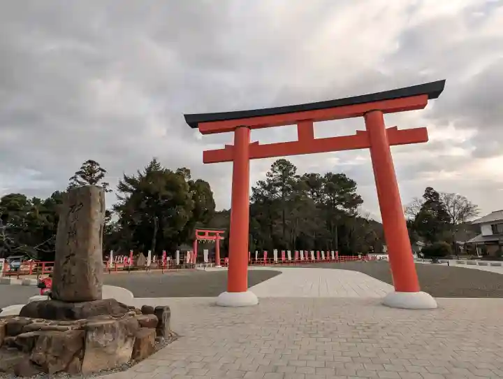 賀茂別雷神社(上賀茂神社)の{uncategorized: "未分類", other: "その他", undefined: "問題あり", building: "その他建物", grave: "お墓", sacred_gate: "鳥居", guardian: "狛犬", statue: "像", buddha: "仏像", history: "歴史", nature: "自然", garden: "庭園", animal: "動物", pagoda: "塔", temizu: "手水舎", mountain_gate: "山門・神門", sanctuary: "本殿・本堂", subordinate: "末社・摂社", art: "芸術", scenery: "景色", jizo: "地蔵", ema: "絵馬", goshuin: "御朱印", omikuji: "おみくじ", items: "授与品その他", amulet: "お守り", goshuincho: "御朱印帳", eats: "食事", festival: "お祭り", votive_dance: "神楽", shichigosan: "七五三参", wedding: "結婚式", experience: "体験その他", initially: "初詣", around: "周辺", anti_infection: "感染症対策"}