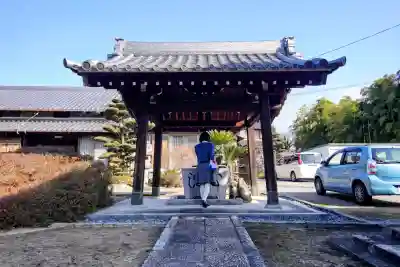 来徳寺の{uncategorized: "未分類", other: "その他", undefined: "問題あり", building: "その他建物", grave: "お墓", sacred_gate: "鳥居", guardian: "狛犬", statue: "像", buddha: "仏像", history: "歴史", nature: "自然", garden: "庭園", animal: "動物", pagoda: "塔", temizu: "手水舎", mountain_gate: "山門・神門", sanctuary: "本殿・本堂", subordinate: "末社・摂社", art: "芸術", scenery: "景色", jizo: "地蔵", ema: "絵馬", goshuin: "御朱印", omikuji: "おみくじ", items: "授与品その他", amulet: "お守り", goshuincho: "御朱印帳", eats: "食事", festival: "お祭り", votive_dance: "神楽", shichigosan: "七五三参", wedding: "結婚式", experience: "体験その他", initially: "初詣", around: "周辺", anti_infection: "感染症対策"}