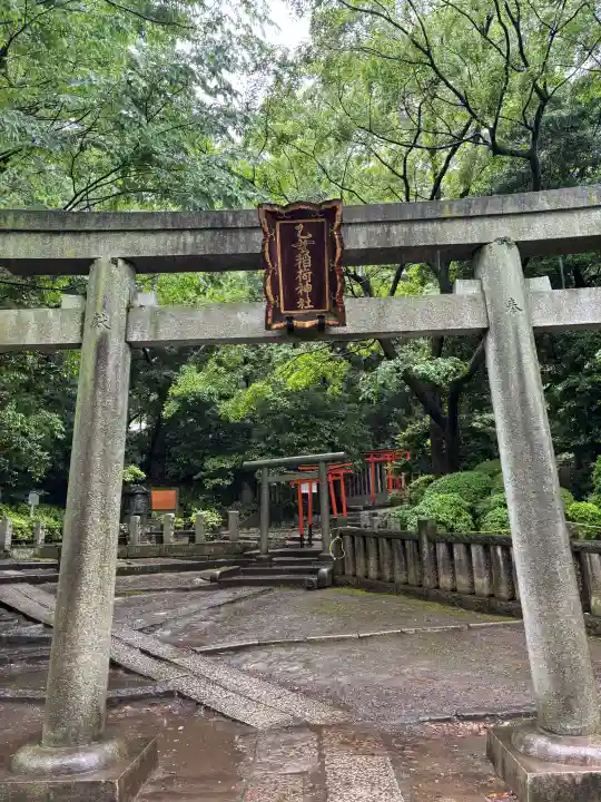 駒込稲荷神社の{uncategorized: "未分類", other: "その他", undefined: "問題あり", building: "その他建物", grave: "お墓", sacred_gate: "鳥居", guardian: "狛犬", statue: "像", buddha: "仏像", history: "歴史", nature: "自然", garden: "庭園", animal: "動物", pagoda: "塔", temizu: "手水舎", mountain_gate: "山門・神門", sanctuary: "本殿・本堂", subordinate: "末社・摂社", art: "芸術", scenery: "景色", jizo: "地蔵", ema: "絵馬", goshuin: "御朱印", omikuji: "おみくじ", items: "授与品その他", amulet: "お守り", goshuincho: "御朱印帳", eats: "食事", festival: "お祭り", votive_dance: "神楽", shichigosan: "七五三参", wedding: "結婚式", experience: "体験その他", initially: "初詣", around: "周辺", anti_infection: "感染症対策"}