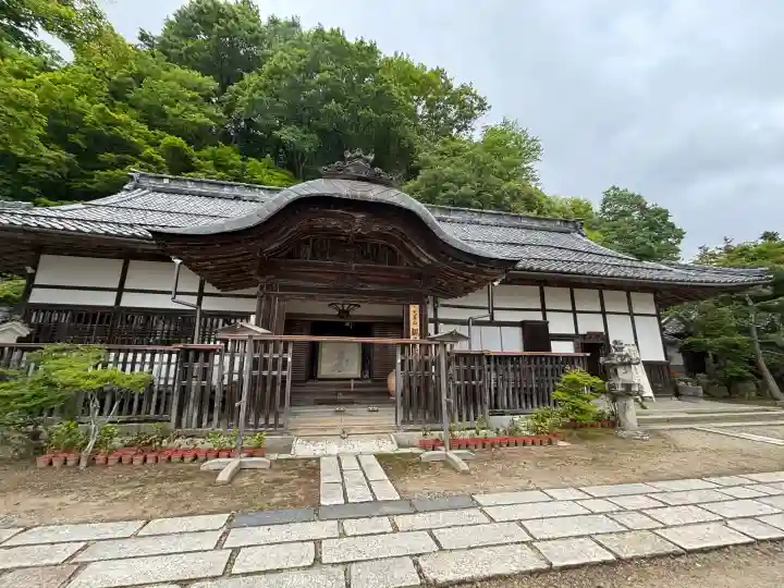 観音正寺の{uncategorized: "未分類", other: "その他", undefined: "問題あり", building: "その他建物", grave: "お墓", sacred_gate: "鳥居", guardian: "狛犬", statue: "像", buddha: "仏像", history: "歴史", nature: "自然", garden: "庭園", animal: "動物", pagoda: "塔", temizu: "手水舎", mountain_gate: "山門・神門", sanctuary: "本殿・本堂", subordinate: "末社・摂社", art: "芸術", scenery: "景色", jizo: "地蔵", ema: "絵馬", goshuin: "御朱印", omikuji: "おみくじ", items: "授与品その他", amulet: "お守り", goshuincho: "御朱印帳", eats: "食事", festival: "お祭り", votive_dance: "神楽", shichigosan: "七五三参", wedding: "結婚式", experience: "体験その他", initially: "初詣", around: "周辺", anti_infection: "感染症対策"}