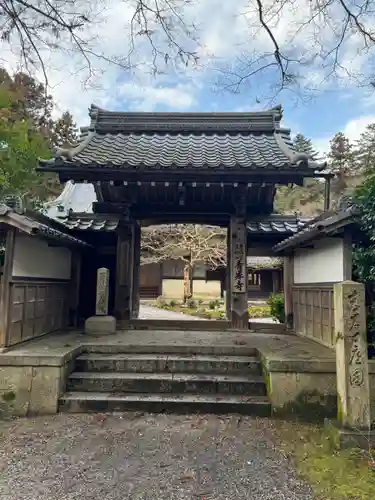 吸湖山　青岸寺の山門