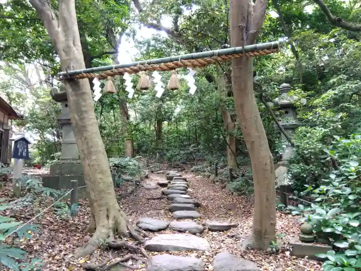 大湊神社(雄島)の{uncategorized: "未分類", other: "その他", undefined: "問題あり", building: "その他建物", grave: "お墓", sacred_gate: "鳥居", guardian: "狛犬", statue: "像", buddha: "仏像", history: "歴史", nature: "自然", garden: "庭園", animal: "動物", pagoda: "塔", temizu: "手水舎", mountain_gate: "山門・神門", sanctuary: "本殿・本堂", subordinate: "末社・摂社", art: "芸術", scenery: "景色", jizo: "地蔵", ema: "絵馬", goshuin: "御朱印", omikuji: "おみくじ", items: "授与品その他", amulet: "お守り", goshuincho: "御朱印帳", eats: "食事", festival: "お祭り", votive_dance: "神楽", shichigosan: "七五三参", wedding: "結婚式", experience: "体験その他", initially: "初詣", around: "周辺", anti_infection: "感染症対策"}