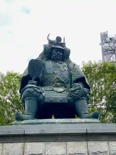 武田神社の像