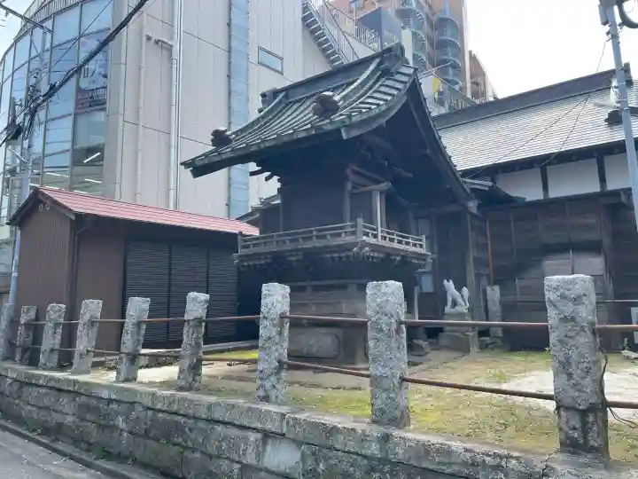 稲荷神社の{uncategorized: "未分類", other: "その他", undefined: "問題あり", building: "その他建物", grave: "お墓", sacred_gate: "鳥居", guardian: "狛犬", statue: "像", buddha: "仏像", history: "歴史", nature: "自然", garden: "庭園", animal: "動物", pagoda: "塔", temizu: "手水舎", mountain_gate: "山門・神門", sanctuary: "本殿・本堂", subordinate: "末社・摂社", art: "芸術", scenery: "景色", jizo: "地蔵", ema: "絵馬", goshuin: "御朱印", omikuji: "おみくじ", items: "授与品その他", amulet: "お守り", goshuincho: "御朱印帳", eats: "食事", festival: "お祭り", votive_dance: "神楽", shichigosan: "七五三参", wedding: "結婚式", experience: "体験その他", initially: "初詣", around: "周辺", anti_infection: "感染症対策"}