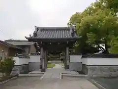 信光寺の山門