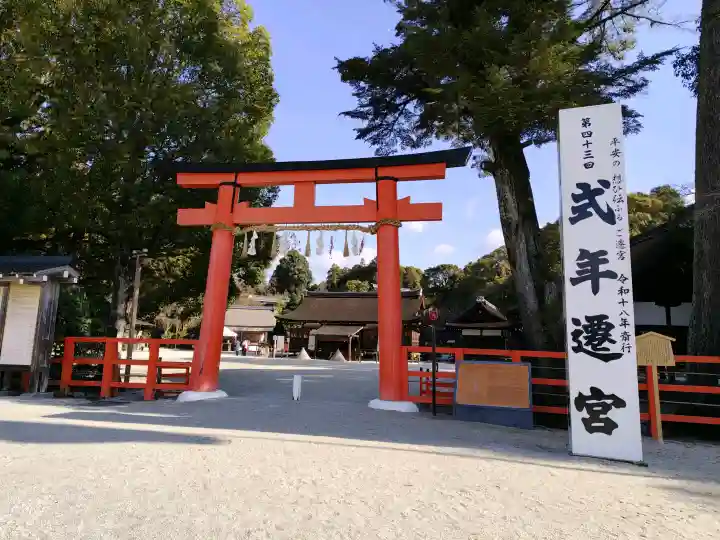 賀茂別雷神社(上賀茂神社)の{uncategorized: "未分類", other: "その他", undefined: "問題あり", building: "その他建物", grave: "お墓", sacred_gate: "鳥居", guardian: "狛犬", statue: "像", buddha: "仏像", history: "歴史", nature: "自然", garden: "庭園", animal: "動物", pagoda: "塔", temizu: "手水舎", mountain_gate: "山門・神門", sanctuary: "本殿・本堂", subordinate: "末社・摂社", art: "芸術", scenery: "景色", jizo: "地蔵", ema: "絵馬", goshuin: "御朱印", omikuji: "おみくじ", items: "授与品その他", amulet: "お守り", goshuincho: "御朱印帳", eats: "食事", festival: "お祭り", votive_dance: "神楽", shichigosan: "七五三参", wedding: "結婚式", experience: "体験その他", initially: "初詣", around: "周辺", anti_infection: "感染症対策"}