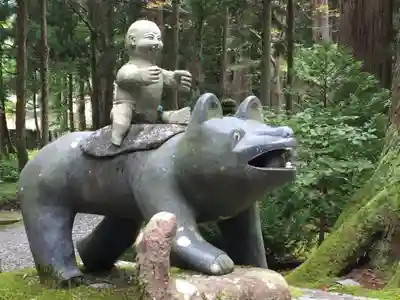 雄山神社中宮祈願殿の狛犬