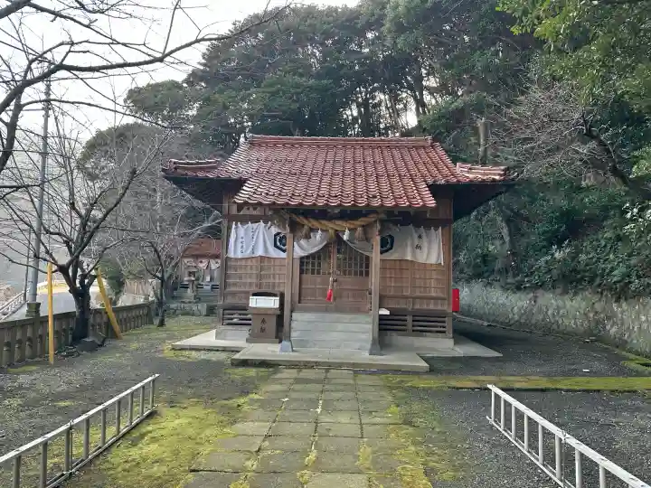三社神社の{uncategorized: "未分類", other: "その他", undefined: "問題あり", building: "その他建物", grave: "お墓", sacred_gate: "鳥居", guardian: "狛犬", statue: "像", buddha: "仏像", history: "歴史", nature: "自然", garden: "庭園", animal: "動物", pagoda: "塔", temizu: "手水舎", mountain_gate: "山門・神門", sanctuary: "本殿・本堂", subordinate: "末社・摂社", art: "芸術", scenery: "景色", jizo: "地蔵", ema: "絵馬", goshuin: "御朱印", omikuji: "おみくじ", items: "授与品その他", amulet: "お守り", goshuincho: "御朱印帳", eats: "食事", festival: "お祭り", votive_dance: "神楽", shichigosan: "七五三参", wedding: "結婚式", experience: "体験その他", initially: "初詣", around: "周辺", anti_infection: "感染症対策"}