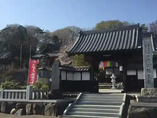 埼玉厄除け開運大師・龍泉寺（切り絵御朱印発祥の寺）の山門