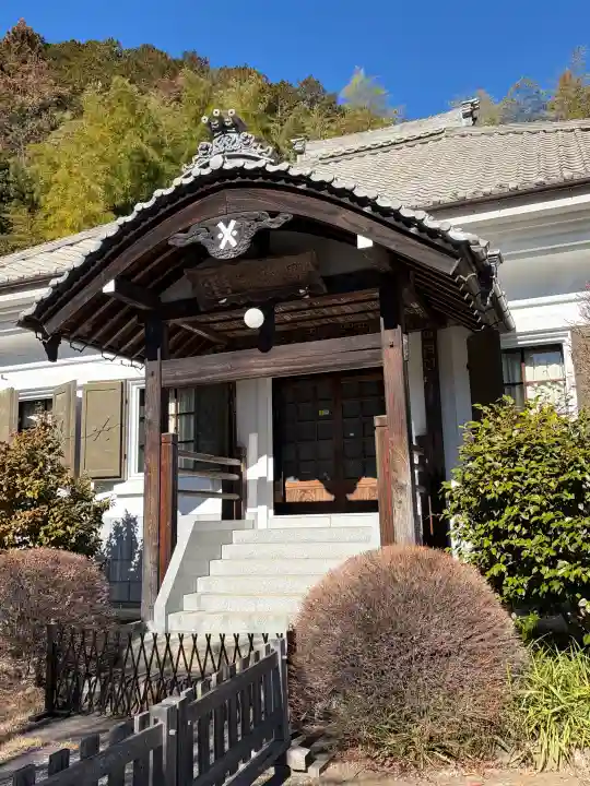 興徳寺の{uncategorized: "未分類", other: "その他", undefined: "問題あり", building: "その他建物", grave: "お墓", sacred_gate: "鳥居", guardian: "狛犬", statue: "像", buddha: "仏像", history: "歴史", nature: "自然", garden: "庭園", animal: "動物", pagoda: "塔", temizu: "手水舎", mountain_gate: "山門・神門", sanctuary: "本殿・本堂", subordinate: "末社・摂社", art: "芸術", scenery: "景色", jizo: "地蔵", ema: "絵馬", goshuin: "御朱印", omikuji: "おみくじ", items: "授与品その他", amulet: "お守り", goshuincho: "御朱印帳", eats: "食事", festival: "お祭り", votive_dance: "神楽", shichigosan: "七五三参", wedding: "結婚式", experience: "体験その他", initially: "初詣", around: "周辺", anti_infection: "感染症対策"}