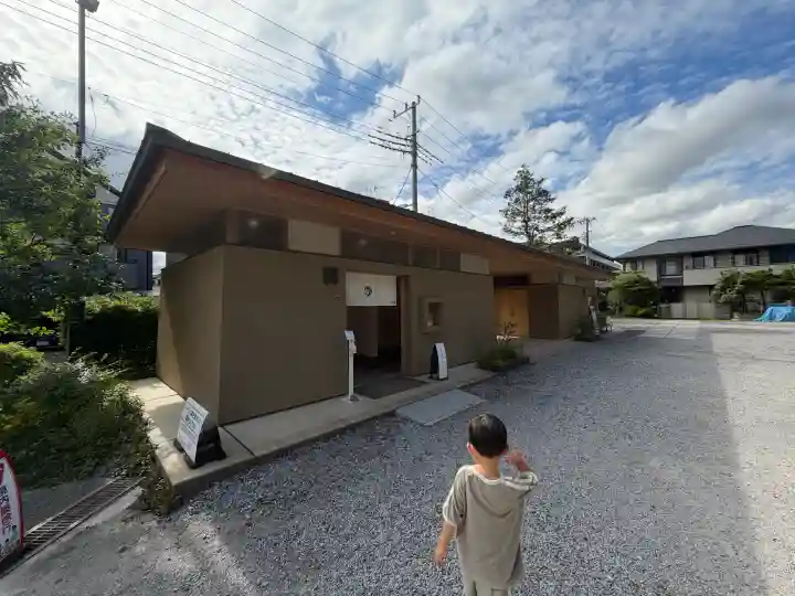 鎮守氷川神社の{uncategorized: "未分類", other: "その他", undefined: "問題あり", building: "その他建物", grave: "お墓", sacred_gate: "鳥居", guardian: "狛犬", statue: "像", buddha: "仏像", history: "歴史", nature: "自然", garden: "庭園", animal: "動物", pagoda: "塔", temizu: "手水舎", mountain_gate: "山門・神門", sanctuary: "本殿・本堂", subordinate: "末社・摂社", art: "芸術", scenery: "景色", jizo: "地蔵", ema: "絵馬", goshuin: "御朱印", omikuji: "おみくじ", items: "授与品その他", amulet: "お守り", goshuincho: "御朱印帳", eats: "食事", festival: "お祭り", votive_dance: "神楽", shichigosan: "七五三参", wedding: "結婚式", experience: "体験その他", initially: "初詣", around: "周辺", anti_infection: "感染症対策"}