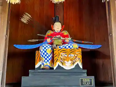 白國神社の像