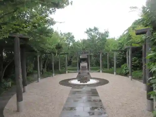 鉄道神社の庭園