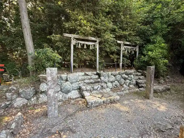 磯部神社の{uncategorized: "未分類", other: "その他", undefined: "問題あり", building: "その他建物", grave: "お墓", sacred_gate: "鳥居", guardian: "狛犬", statue: "像", buddha: "仏像", history: "歴史", nature: "自然", garden: "庭園", animal: "動物", pagoda: "塔", temizu: "手水舎", mountain_gate: "山門・神門", sanctuary: "本殿・本堂", subordinate: "末社・摂社", art: "芸術", scenery: "景色", jizo: "地蔵", ema: "絵馬", goshuin: "御朱印", omikuji: "おみくじ", items: "授与品その他", amulet: "お守り", goshuincho: "御朱印帳", eats: "食事", festival: "お祭り", votive_dance: "神楽", shichigosan: "七五三参", wedding: "結婚式", experience: "体験その他", initially: "初詣", around: "周辺", anti_infection: "感染症対策"}