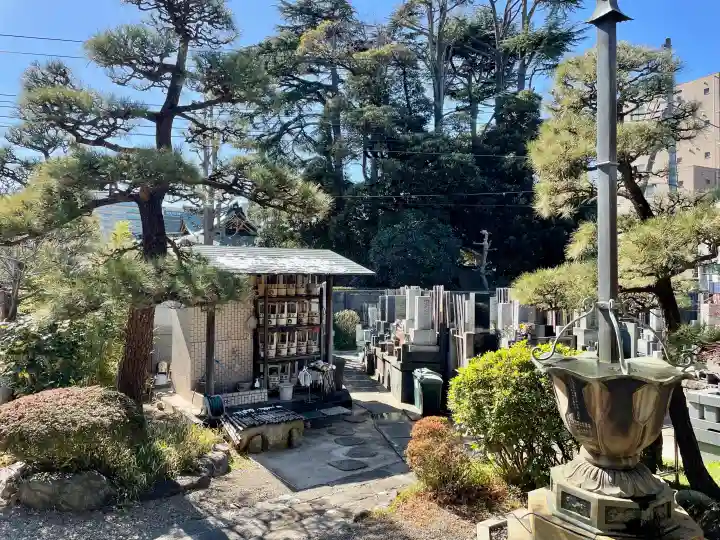 栄林寺の{uncategorized: "未分類", other: "その他", undefined: "問題あり", building: "その他建物", grave: "お墓", sacred_gate: "鳥居", guardian: "狛犬", statue: "像", buddha: "仏像", history: "歴史", nature: "自然", garden: "庭園", animal: "動物", pagoda: "塔", temizu: "手水舎", mountain_gate: "山門・神門", sanctuary: "本殿・本堂", subordinate: "末社・摂社", art: "芸術", scenery: "景色", jizo: "地蔵", ema: "絵馬", goshuin: "御朱印", omikuji: "おみくじ", items: "授与品その他", amulet: "お守り", goshuincho: "御朱印帳", eats: "食事", festival: "お祭り", votive_dance: "神楽", shichigosan: "七五三参", wedding: "結婚式", experience: "体験その他", initially: "初詣", around: "周辺", anti_infection: "感染症対策"}