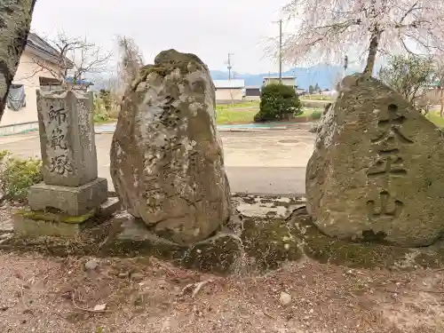 熊野神社の{uncategorized: "未分類", other: "その他", undefined: "問題あり", building: "その他建物", grave: "お墓", sacred_gate: "鳥居", guardian: "狛犬", statue: "像", buddha: "仏像", history: "歴史", nature: "自然", garden: "庭園", animal: "動物", pagoda: "塔", temizu: "手水舎", mountain_gate: "山門・神門", sanctuary: "本殿・本堂", subordinate: "末社・摂社", art: "芸術", scenery: "景色", jizo: "地蔵", ema: "絵馬", goshuin: "御朱印", omikuji: "おみくじ", items: "授与品その他", amulet: "お守り", goshuincho: "御朱印帳", eats: "食事", festival: "お祭り", votive_dance: "神楽", shichigosan: "七五三参", wedding: "結婚式", experience: "体験その他", initially: "初詣", around: "周辺", anti_infection: "感染症対策"}