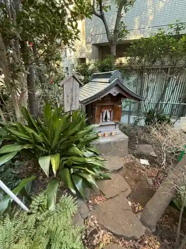 祠(極楽水)の{uncategorized: "未分類", other: "その他", undefined: "問題あり", building: "その他建物", grave: "お墓", sacred_gate: "鳥居", guardian: "狛犬", statue: "像", buddha: "仏像", history: "歴史", nature: "自然", garden: "庭園", animal: "動物", pagoda: "塔", temizu: "手水舎", mountain_gate: "山門・神門", sanctuary: "本殿・本堂", subordinate: "末社・摂社", art: "芸術", scenery: "景色", jizo: "地蔵", ema: "絵馬", goshuin: "御朱印", omikuji: "おみくじ", items: "授与品その他", amulet: "お守り", goshuincho: "御朱印帳", eats: "食事", festival: "お祭り", votive_dance: "神楽", shichigosan: "七五三参", wedding: "結婚式", experience: "体験その他", initially: "初詣", around: "周辺", anti_infection: "感染症対策"}