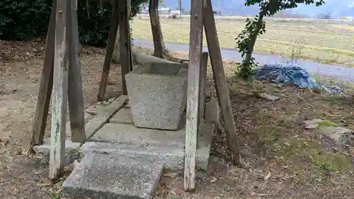 知内 日吉神社の{uncategorized: "未分類", other: "その他", undefined: "問題あり", building: "その他建物", grave: "お墓", sacred_gate: "鳥居", guardian: "狛犬", statue: "像", buddha: "仏像", history: "歴史", nature: "自然", garden: "庭園", animal: "動物", pagoda: "塔", temizu: "手水舎", mountain_gate: "山門・神門", sanctuary: "本殿・本堂", subordinate: "末社・摂社", art: "芸術", scenery: "景色", jizo: "地蔵", ema: "絵馬", goshuin: "御朱印", omikuji: "おみくじ", items: "授与品その他", amulet: "お守り", goshuincho: "御朱印帳", eats: "食事", festival: "お祭り", votive_dance: "神楽", shichigosan: "七五三参", wedding: "結婚式", experience: "体験その他", initially: "初詣", around: "周辺", anti_infection: "感染症対策"}