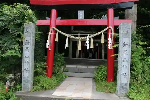 新屋山神社の鳥居