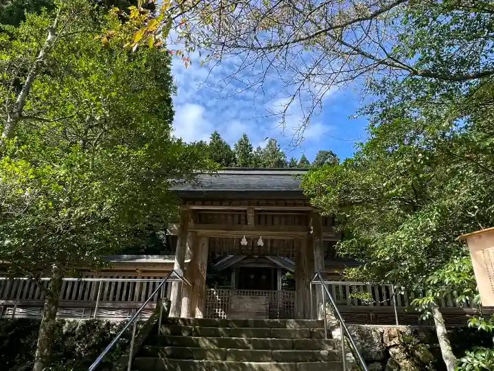 熊野大社の{uncategorized: "未分類", other: "その他", undefined: "問題あり", building: "その他建物", grave: "お墓", sacred_gate: "鳥居", guardian: "狛犬", statue: "像", buddha: "仏像", history: "歴史", nature: "自然", garden: "庭園", animal: "動物", pagoda: "塔", temizu: "手水舎", mountain_gate: "山門・神門", sanctuary: "本殿・本堂", subordinate: "末社・摂社", art: "芸術", scenery: "景色", jizo: "地蔵", ema: "絵馬", goshuin: "御朱印", omikuji: "おみくじ", items: "授与品その他", amulet: "お守り", goshuincho: "御朱印帳", eats: "食事", festival: "お祭り", votive_dance: "神楽", shichigosan: "七五三参", wedding: "結婚式", experience: "体験その他", initially: "初詣", around: "周辺", anti_infection: "感染症対策"}
