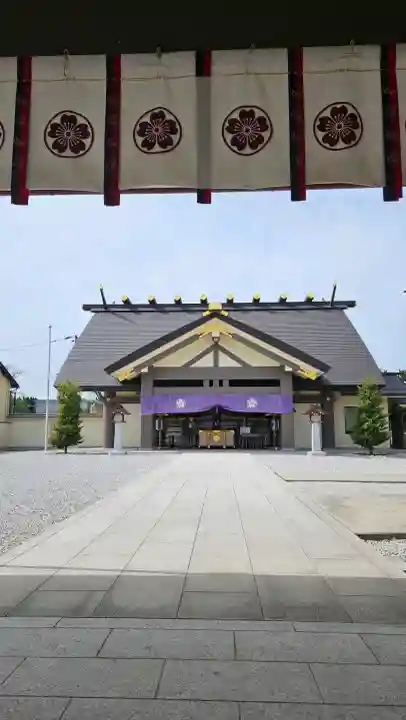 千葉縣護國神社の{uncategorized: "未分類", other: "その他", undefined: "問題あり", building: "その他建物", grave: "お墓", sacred_gate: "鳥居", guardian: "狛犬", statue: "像", buddha: "仏像", history: "歴史", nature: "自然", garden: "庭園", animal: "動物", pagoda: "塔", temizu: "手水舎", mountain_gate: "山門・神門", sanctuary: "本殿・本堂", subordinate: "末社・摂社", art: "芸術", scenery: "景色", jizo: "地蔵", ema: "絵馬", goshuin: "御朱印", omikuji: "おみくじ", items: "授与品その他", amulet: "お守り", goshuincho: "御朱印帳", eats: "食事", festival: "お祭り", votive_dance: "神楽", shichigosan: "七五三参", wedding: "結婚式", experience: "体験その他", initially: "初詣", around: "周辺", anti_infection: "感染症対策"}