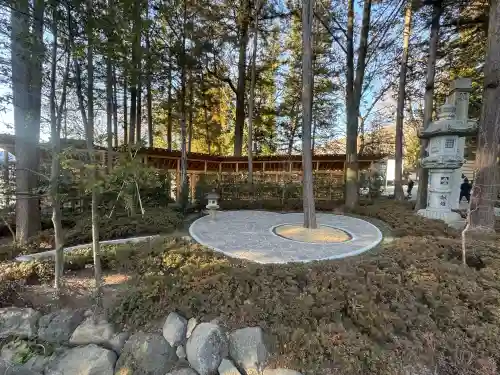 諏訪大社下社秋宮の{uncategorized: "未分類", other: "その他", undefined: "問題あり", building: "その他建物", grave: "お墓", sacred_gate: "鳥居", guardian: "狛犬", statue: "像", buddha: "仏像", history: "歴史", nature: "自然", garden: "庭園", animal: "動物", pagoda: "塔", temizu: "手水舎", mountain_gate: "山門・神門", sanctuary: "本殿・本堂", subordinate: "末社・摂社", art: "芸術", scenery: "景色", jizo: "地蔵", ema: "絵馬", goshuin: "御朱印", omikuji: "おみくじ", items: "授与品その他", amulet: "お守り", goshuincho: "御朱印帳", eats: "食事", festival: "お祭り", votive_dance: "神楽", shichigosan: "七五三参", wedding: "結婚式", experience: "体験その他", initially: "初詣", around: "周辺", anti_infection: "感染症対策"}