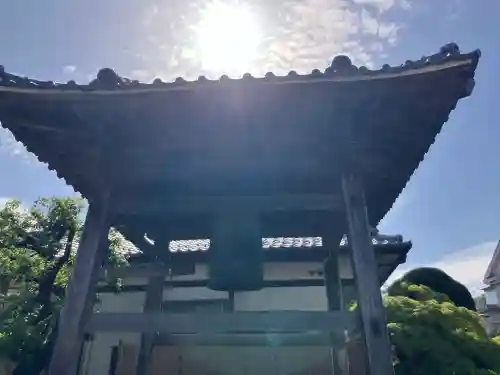 源心寺の{uncategorized: "未分類", other: "その他", undefined: "問題あり", building: "その他建物", grave: "お墓", sacred_gate: "鳥居", guardian: "狛犬", statue: "像", buddha: "仏像", history: "歴史", nature: "自然", garden: "庭園", animal: "動物", pagoda: "塔", temizu: "手水舎", mountain_gate: "山門・神門", sanctuary: "本殿・本堂", subordinate: "末社・摂社", art: "芸術", scenery: "景色", jizo: "地蔵", ema: "絵馬", goshuin: "御朱印", omikuji: "おみくじ", items: "授与品その他", amulet: "お守り", goshuincho: "御朱印帳", eats: "食事", festival: "お祭り", votive_dance: "神楽", shichigosan: "七五三参", wedding: "結婚式", experience: "体験その他", initially: "初詣", around: "周辺", anti_infection: "感染症対策"}