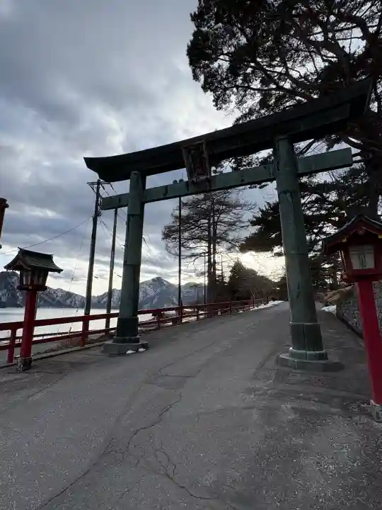 日光二荒山神社中宮祠の{uncategorized: "未分類", other: "その他", undefined: "問題あり", building: "その他建物", grave: "お墓", sacred_gate: "鳥居", guardian: "狛犬", statue: "像", buddha: "仏像", history: "歴史", nature: "自然", garden: "庭園", animal: "動物", pagoda: "塔", temizu: "手水舎", mountain_gate: "山門・神門", sanctuary: "本殿・本堂", subordinate: "末社・摂社", art: "芸術", scenery: "景色", jizo: "地蔵", ema: "絵馬", goshuin: "御朱印", omikuji: "おみくじ", items: "授与品その他", amulet: "お守り", goshuincho: "御朱印帳", eats: "食事", festival: "お祭り", votive_dance: "神楽", shichigosan: "七五三参", wedding: "結婚式", experience: "体験その他", initially: "初詣", around: "周辺", anti_infection: "感染症対策"}