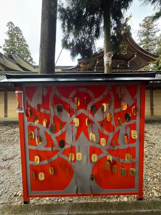 多賀大社の{uncategorized: "未分類", other: "その他", undefined: "問題あり", building: "その他建物", grave: "お墓", sacred_gate: "鳥居", guardian: "狛犬", statue: "像", buddha: "仏像", history: "歴史", nature: "自然", garden: "庭園", animal: "動物", pagoda: "塔", temizu: "手水舎", mountain_gate: "山門・神門", sanctuary: "本殿・本堂", subordinate: "末社・摂社", art: "芸術", scenery: "景色", jizo: "地蔵", ema: "絵馬", goshuin: "御朱印", omikuji: "おみくじ", items: "授与品その他", amulet: "お守り", goshuincho: "御朱印帳", eats: "食事", festival: "お祭り", votive_dance: "神楽", shichigosan: "七五三参", wedding: "結婚式", experience: "体験その他", initially: "初詣", around: "周辺", anti_infection: "感染症対策"}