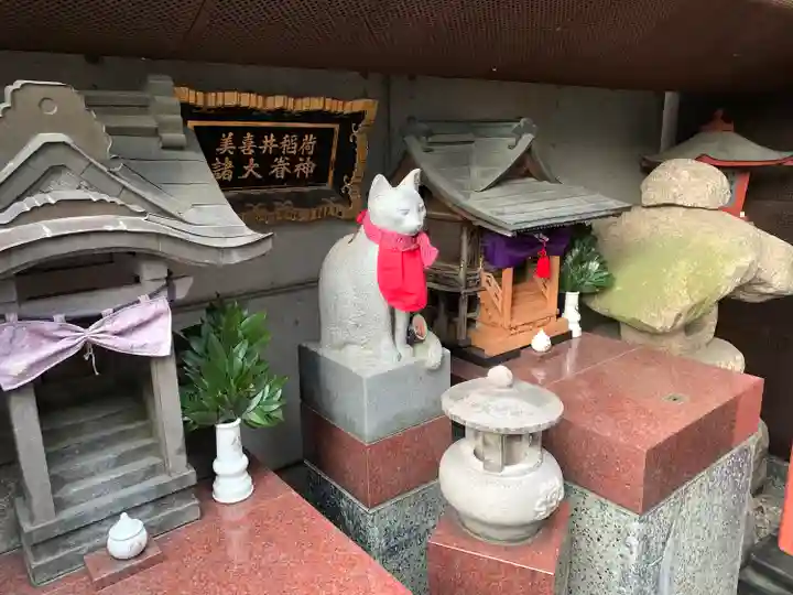 美喜井稲荷の像