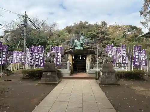 龍宮（江島神社）の{uncategorized: "未分類", other: "その他", undefined: "問題あり", building: "その他建物", grave: "お墓", sacred_gate: "鳥居", guardian: "狛犬", statue: "像", buddha: "仏像", history: "歴史", nature: "自然", garden: "庭園", animal: "動物", pagoda: "塔", temizu: "手水舎", mountain_gate: "山門・神門", sanctuary: "本殿・本堂", subordinate: "末社・摂社", art: "芸術", scenery: "景色", jizo: "地蔵", ema: "絵馬", goshuin: "御朱印", omikuji: "おみくじ", items: "授与品その他", amulet: "お守り", goshuincho: "御朱印帳", eats: "食事", festival: "お祭り", votive_dance: "神楽", shichigosan: "七五三参", wedding: "結婚式", experience: "体験その他", initially: "初詣", around: "周辺", anti_infection: "感染症対策"}