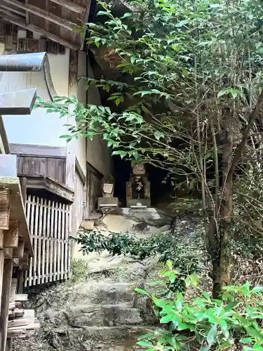観音寺（岩屋観音）の{uncategorized: "未分類", other: "その他", undefined: "問題あり", building: "その他建物", grave: "お墓", sacred_gate: "鳥居", guardian: "狛犬", statue: "像", buddha: "仏像", history: "歴史", nature: "自然", garden: "庭園", animal: "動物", pagoda: "塔", temizu: "手水舎", mountain_gate: "山門・神門", sanctuary: "本殿・本堂", subordinate: "末社・摂社", art: "芸術", scenery: "景色", jizo: "地蔵", ema: "絵馬", goshuin: "御朱印", omikuji: "おみくじ", items: "授与品その他", amulet: "お守り", goshuincho: "御朱印帳", eats: "食事", festival: "お祭り", votive_dance: "神楽", shichigosan: "七五三参", wedding: "結婚式", experience: "体験その他", initially: "初詣", around: "周辺", anti_infection: "感染症対策"}