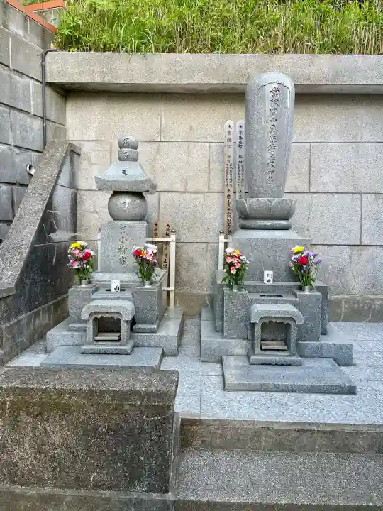 徳寿院の{uncategorized: "未分類", other: "その他", undefined: "問題あり", building: "その他建物", grave: "お墓", sacred_gate: "鳥居", guardian: "狛犬", statue: "像", buddha: "仏像", history: "歴史", nature: "自然", garden: "庭園", animal: "動物", pagoda: "塔", temizu: "手水舎", mountain_gate: "山門・神門", sanctuary: "本殿・本堂", subordinate: "末社・摂社", art: "芸術", scenery: "景色", jizo: "地蔵", ema: "絵馬", goshuin: "御朱印", omikuji: "おみくじ", items: "授与品その他", amulet: "お守り", goshuincho: "御朱印帳", eats: "食事", festival: "お祭り", votive_dance: "神楽", shichigosan: "七五三参", wedding: "結婚式", experience: "体験その他", initially: "初詣", around: "周辺", anti_infection: "感染症対策"}