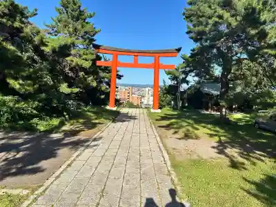 函館護國神社の{uncategorized: "未分類", other: "その他", undefined: "問題あり", building: "その他建物", grave: "お墓", sacred_gate: "鳥居", guardian: "狛犬", statue: "像", buddha: "仏像", history: "歴史", nature: "自然", garden: "庭園", animal: "動物", pagoda: "塔", temizu: "手水舎", mountain_gate: "山門・神門", sanctuary: "本殿・本堂", subordinate: "末社・摂社", art: "芸術", scenery: "景色", jizo: "地蔵", ema: "絵馬", goshuin: "御朱印", omikuji: "おみくじ", items: "授与品その他", amulet: "お守り", goshuincho: "御朱印帳", eats: "食事", festival: "お祭り", votive_dance: "神楽", shichigosan: "七五三参", wedding: "結婚式", experience: "体験その他", initially: "初詣", around: "周辺", anti_infection: "感染症対策"}