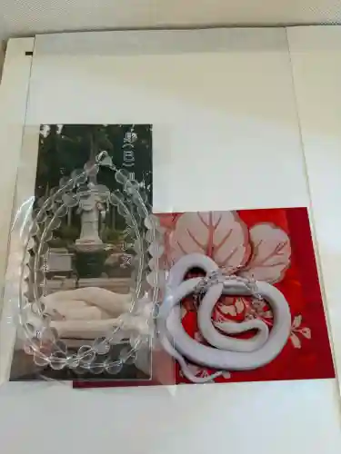 阿蘇白水龍神權現～白蛇神社～の{uncategorized: "未分類", other: "その他", undefined: "問題あり", building: "その他建物", grave: "お墓", sacred_gate: "鳥居", guardian: "狛犬", statue: "像", buddha: "仏像", history: "歴史", nature: "自然", garden: "庭園", animal: "動物", pagoda: "塔", temizu: "手水舎", mountain_gate: "山門・神門", sanctuary: "本殿・本堂", subordinate: "末社・摂社", art: "芸術", scenery: "景色", jizo: "地蔵", ema: "絵馬", goshuin: "御朱印", omikuji: "おみくじ", items: "授与品その他", amulet: "お守り", goshuincho: "御朱印帳", eats: "食事", festival: "お祭り", votive_dance: "神楽", shichigosan: "七五三参", wedding: "結婚式", experience: "体験その他", initially: "初詣", around: "周辺", anti_infection: "感染症対策"}