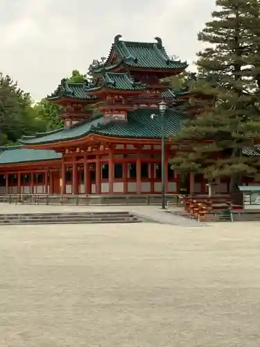 平安神宮の{uncategorized: "未分類", other: "その他", undefined: "問題あり", building: "その他建物", grave: "お墓", sacred_gate: "鳥居", guardian: "狛犬", statue: "像", buddha: "仏像", history: "歴史", nature: "自然", garden: "庭園", animal: "動物", pagoda: "塔", temizu: "手水舎", mountain_gate: "山門・神門", sanctuary: "本殿・本堂", subordinate: "末社・摂社", art: "芸術", scenery: "景色", jizo: "地蔵", ema: "絵馬", goshuin: "御朱印", omikuji: "おみくじ", items: "授与品その他", amulet: "お守り", goshuincho: "御朱印帳", eats: "食事", festival: "お祭り", votive_dance: "神楽", shichigosan: "七五三参", wedding: "結婚式", experience: "体験その他", initially: "初詣", around: "周辺", anti_infection: "感染症対策"}