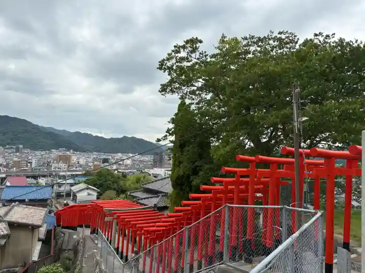 大嶋稲荷神社(大島神社)の{uncategorized: "未分類", other: "その他", undefined: "問題あり", building: "その他建物", grave: "お墓", sacred_gate: "鳥居", guardian: "狛犬", statue: "像", buddha: "仏像", history: "歴史", nature: "自然", garden: "庭園", animal: "動物", pagoda: "塔", temizu: "手水舎", mountain_gate: "山門・神門", sanctuary: "本殿・本堂", subordinate: "末社・摂社", art: "芸術", scenery: "景色", jizo: "地蔵", ema: "絵馬", goshuin: "御朱印", omikuji: "おみくじ", items: "授与品その他", amulet: "お守り", goshuincho: "御朱印帳", eats: "食事", festival: "お祭り", votive_dance: "神楽", shichigosan: "七五三参", wedding: "結婚式", experience: "体験その他", initially: "初詣", around: "周辺", anti_infection: "感染症対策"}