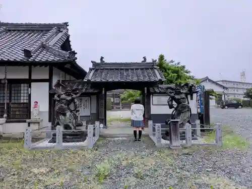 祇園山 徳城寺の山門