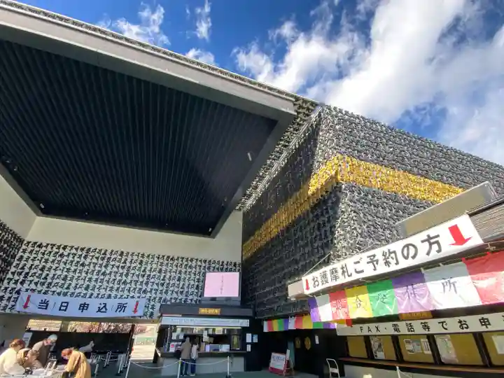 成田山深川不動堂(新勝寺東京別院)の{uncategorized: "未分類", other: "その他", undefined: "問題あり", building: "その他建物", grave: "お墓", sacred_gate: "鳥居", guardian: "狛犬", statue: "像", buddha: "仏像", history: "歴史", nature: "自然", garden: "庭園", animal: "動物", pagoda: "塔", temizu: "手水舎", mountain_gate: "山門・神門", sanctuary: "本殿・本堂", subordinate: "末社・摂社", art: "芸術", scenery: "景色", jizo: "地蔵", ema: "絵馬", goshuin: "御朱印", omikuji: "おみくじ", items: "授与品その他", amulet: "お守り", goshuincho: "御朱印帳", eats: "食事", festival: "お祭り", votive_dance: "神楽", shichigosan: "七五三参", wedding: "結婚式", experience: "体験その他", initially: "初詣", around: "周辺", anti_infection: "感染症対策"}