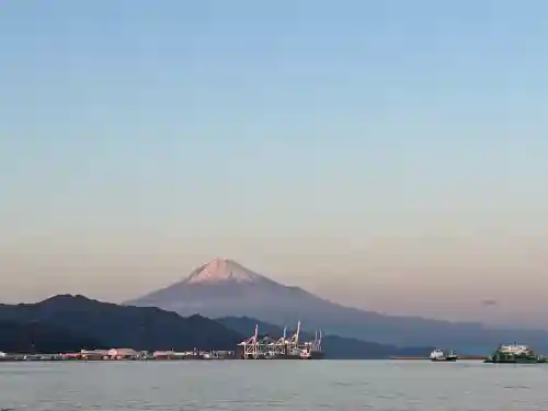 静岡浅間神社の{uncategorized: "未分類", other: "その他", undefined: "問題あり", building: "その他建物", grave: "お墓", sacred_gate: "鳥居", guardian: "狛犬", statue: "像", buddha: "仏像", history: "歴史", nature: "自然", garden: "庭園", animal: "動物", pagoda: "塔", temizu: "手水舎", mountain_gate: "山門・神門", sanctuary: "本殿・本堂", subordinate: "末社・摂社", art: "芸術", scenery: "景色", jizo: "地蔵", ema: "絵馬", goshuin: "御朱印", omikuji: "おみくじ", items: "授与品その他", amulet: "お守り", goshuincho: "御朱印帳", eats: "食事", festival: "お祭り", votive_dance: "神楽", shichigosan: "七五三参", wedding: "結婚式", experience: "体験その他", initially: "初詣", around: "周辺", anti_infection: "感染症対策"}