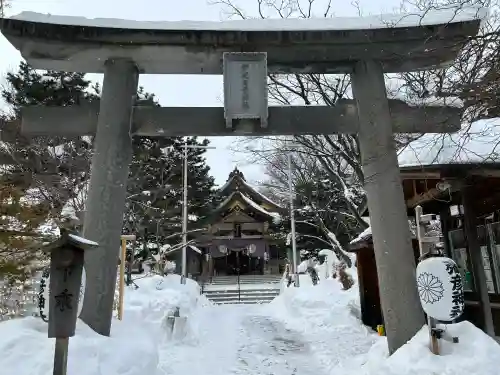 彌彦神社　(伊夜日子神社)の{uncategorized: "未分類", other: "その他", undefined: "問題あり", building: "その他建物", grave: "お墓", sacred_gate: "鳥居", guardian: "狛犬", statue: "像", buddha: "仏像", history: "歴史", nature: "自然", garden: "庭園", animal: "動物", pagoda: "塔", temizu: "手水舎", mountain_gate: "山門・神門", sanctuary: "本殿・本堂", subordinate: "末社・摂社", art: "芸術", scenery: "景色", jizo: "地蔵", ema: "絵馬", goshuin: "御朱印", omikuji: "おみくじ", items: "授与品その他", amulet: "お守り", goshuincho: "御朱印帳", eats: "食事", festival: "お祭り", votive_dance: "神楽", shichigosan: "七五三参", wedding: "結婚式", experience: "体験その他", initially: "初詣", around: "周辺", anti_infection: "感染症対策"}