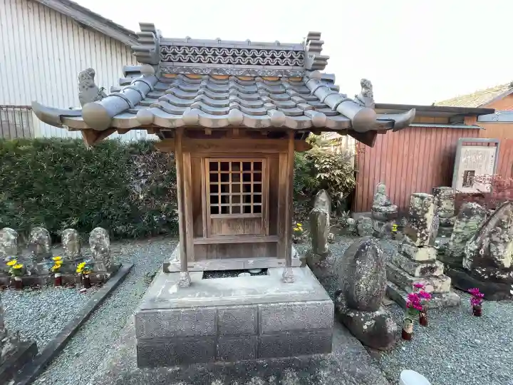 観音寺の{uncategorized: "未分類", other: "その他", undefined: "問題あり", building: "その他建物", grave: "お墓", sacred_gate: "鳥居", guardian: "狛犬", statue: "像", buddha: "仏像", history: "歴史", nature: "自然", garden: "庭園", animal: "動物", pagoda: "塔", temizu: "手水舎", mountain_gate: "山門・神門", sanctuary: "本殿・本堂", subordinate: "末社・摂社", art: "芸術", scenery: "景色", jizo: "地蔵", ema: "絵馬", goshuin: "御朱印", omikuji: "おみくじ", items: "授与品その他", amulet: "お守り", goshuincho: "御朱印帳", eats: "食事", festival: "お祭り", votive_dance: "神楽", shichigosan: "七五三参", wedding: "結婚式", experience: "体験その他", initially: "初詣", around: "周辺", anti_infection: "感染症対策"}